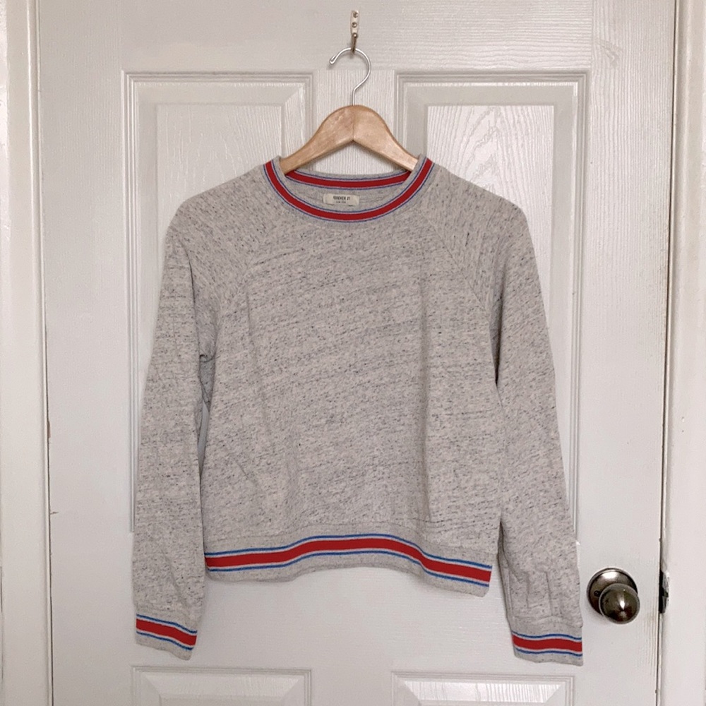 Sweater with raglan sleeves
